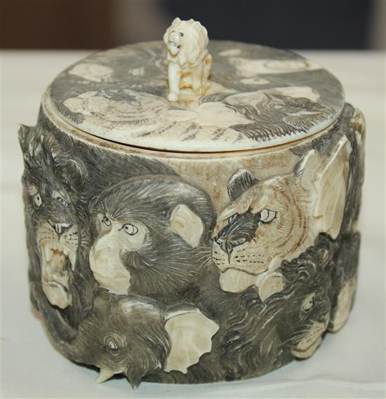 A Japanese ivory box and cover, early 20th century, 8.5cm
